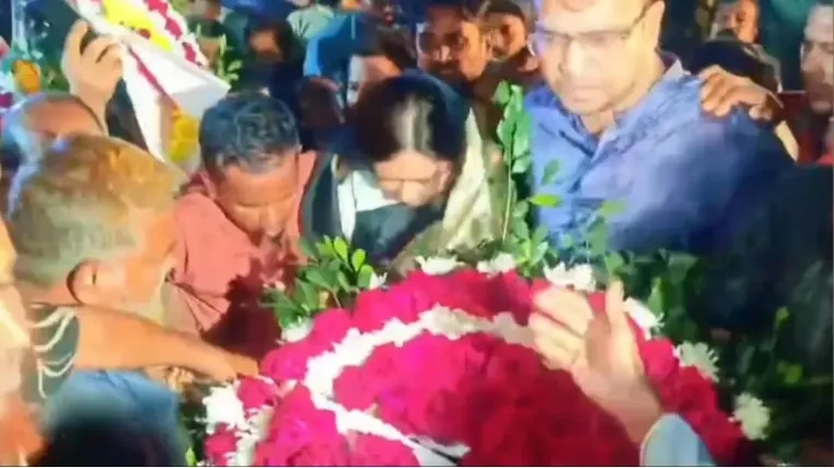 শহীদ মিনারে রুমিন ফারহানাকে বাধা, থানায় মামলা